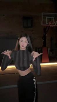 女篮球员卓识晒小蛮腰，确实很苗条啊！😍