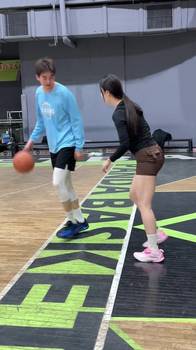 这还怎么好好打球？球场对位安羽小姐姐该怎么打？🏀